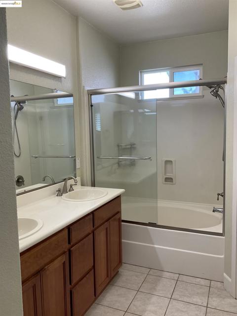 5249 Sungrove Way, Antioch CA: https://media.crmls.org/mediaz/7b4a6165-4881-4d4e-99ca-675daf5c70bc.jpg