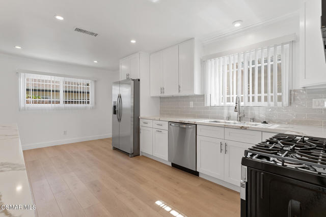 9800 Geyser Avenue, Northridge CA: https://media.crmls.org/mediaz/7b4b34a8-c1aa-41dc-bbf5-53834a8d4c48.jpg