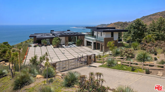 5012 Carbon Beach Terrace, Malibu CA: https://media.crmls.org/mediaz/7b4bfc25-b9ad-49e5-9792-1c550a83d89b.jpg