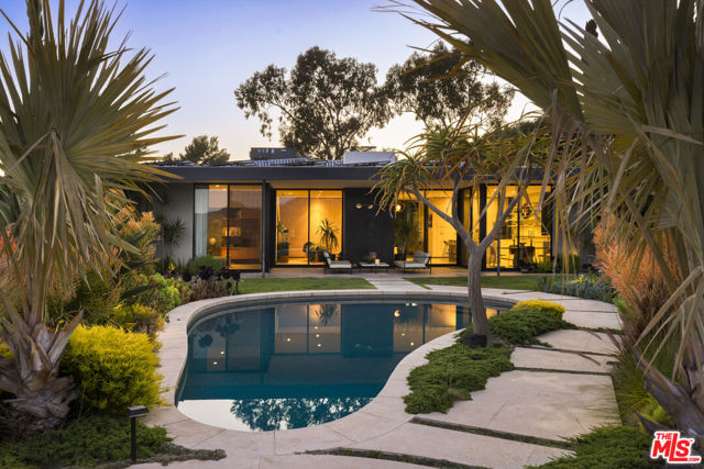 3306 Deronda Drive, Los Angeles CA: https://media.crmls.org/mediaz/7b4c0b9f-aa81-468a-98e2-fe5792821cf4.jpg
