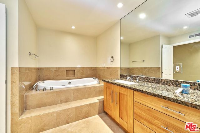 13078 Mindanao Way, Marina del Rey CA: https://media.crmls.org/mediaz/7b4c405f-3b43-4712-bf36-1c86db04037a.jpg