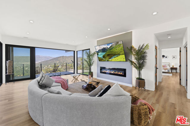 7308 Pacific View Drive, Los Angeles CA: https://media.crmls.org/mediaz/7b4c92d2-5424-4cc5-be5a-6ab322cfbf4a.jpg