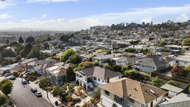1748 Wesley Ave, El Cerrito CA: https://media.crmls.org/mediaz/7b4c93ae-7078-4043-8370-5aa84ae1acc4.jpg