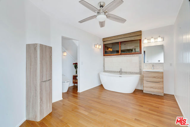 26636 Latigo Shore Drive, Malibu CA: https://media.crmls.org/mediaz/7b4c9731-c48e-4c0c-9235-785db74898cf.jpg