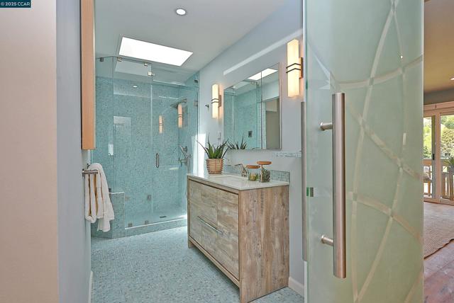 3434 Tice Creek Dr, Walnut Creek CA: https://media.crmls.org/mediaz/7b4d54b8-30a2-47b4-b070-369d02872566.jpg