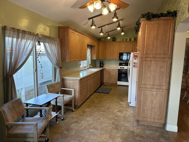 Detail Gallery Image 8 of 44 For 5252 Harvest Ct, Oceanside,  CA 92057 - 3 Beds | 2 Baths