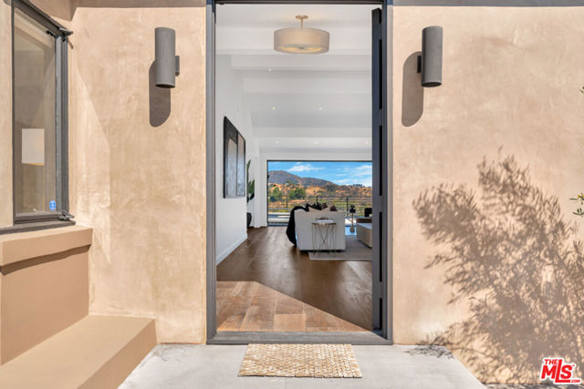 2960 LAKERIDGE Drive, Los Angeles CA: https://media.crmls.org/mediaz/7b4e07be-4164-40ea-b87b-08f36ad440f5.jpg