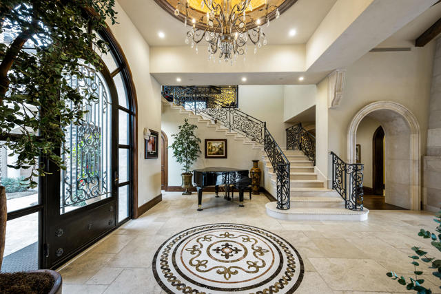 Image 38 of 102 For 52977 Via Dona