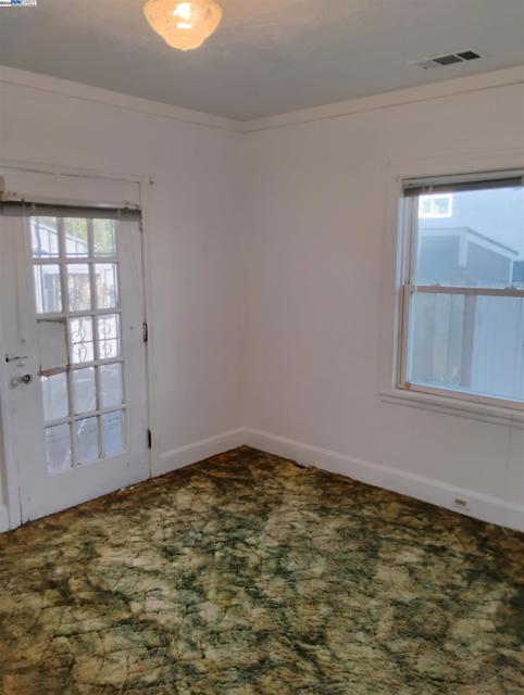 2621 66th Avenue, Oakland CA: https://media.crmls.org/mediaz/7b4ed00a-5de7-4795-a4a1-63d3c26cef88.jpg