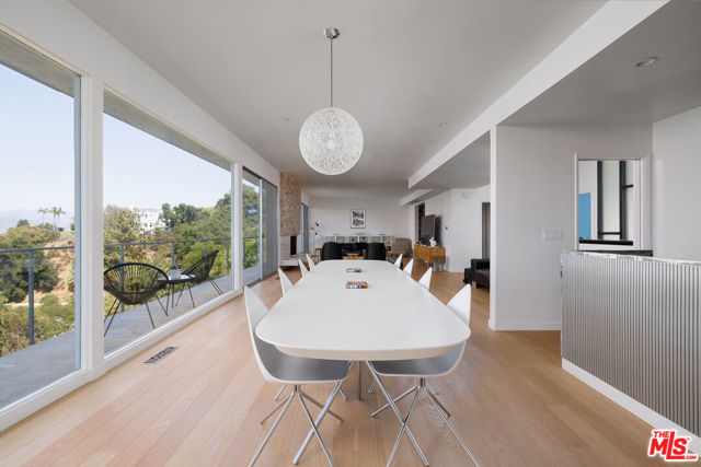 3268 Wrightwood Drive, Studio City CA: https://media.crmls.org/mediaz/7b4ff479-9e2d-4e32-a9dd-ef461849a7d1.jpg