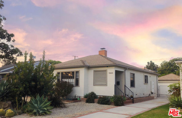 7800 Dunbarton Avenue, Los Angeles CA: https://media.crmls.org/mediaz/7b501d97-2cdb-409a-9d15-9e8a6a76da6e.jpg