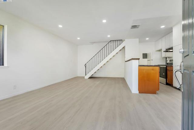 2274 Peacock Pl, Union City CA: https://media.crmls.org/mediaz/7b5121e6-7cdf-4589-be76-9e2839062ebf.jpg