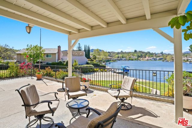 32134 Beachlake Lane, Westlake Village CA: https://media.crmls.org/mediaz/7b51ca3d-19ad-4e8e-8551-68c0532775b9.jpg