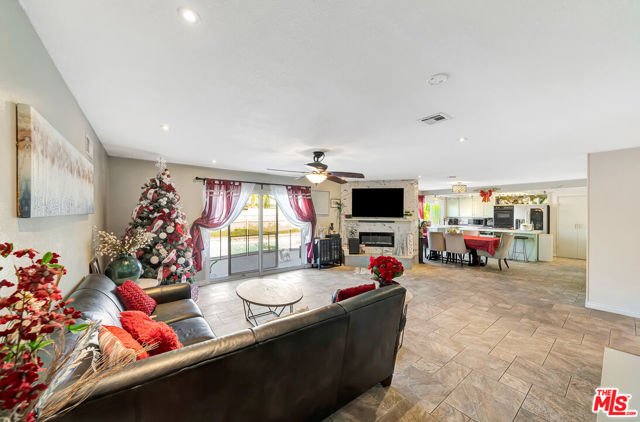 2425 Dusan Street, Simi Valley CA: https://media.crmls.org/mediaz/7b52dab7-7936-4b14-b2d3-8981fde6ae6e.jpg