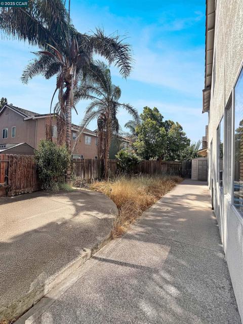 1214 Dover Ln, Tracy CA: https://media.crmls.org/mediaz/7b536ad4-7312-4f78-a448-7ae6fbc0b61e.jpg