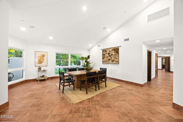 1533 Rancho Avenue, Glendale CA: https://media.crmls.org/mediaz/7b547c9a-6140-4f83-98ba-24a3ff69eb60.jpg