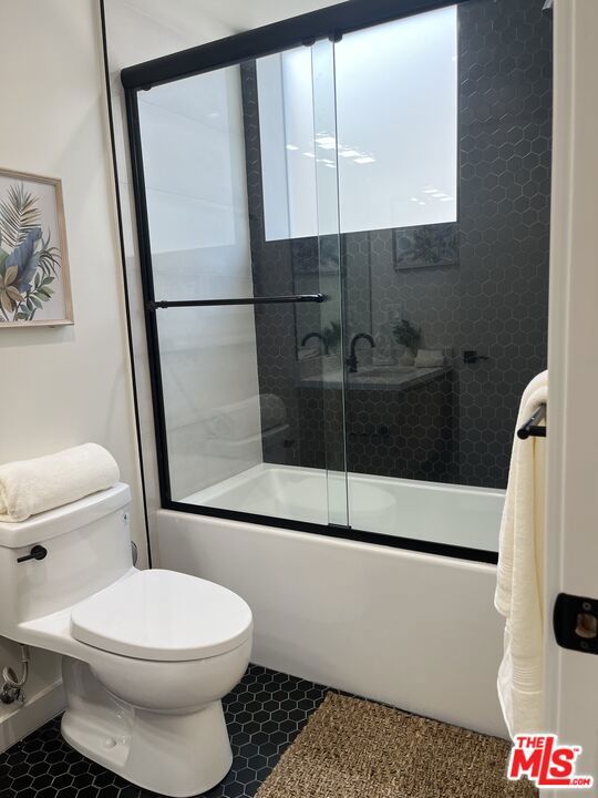 124 S Croft Avenue, Los Angeles CA: https://media.crmls.org/mediaz/7b54825a-e64c-47d9-ac82-313ac5b99ce9.jpg