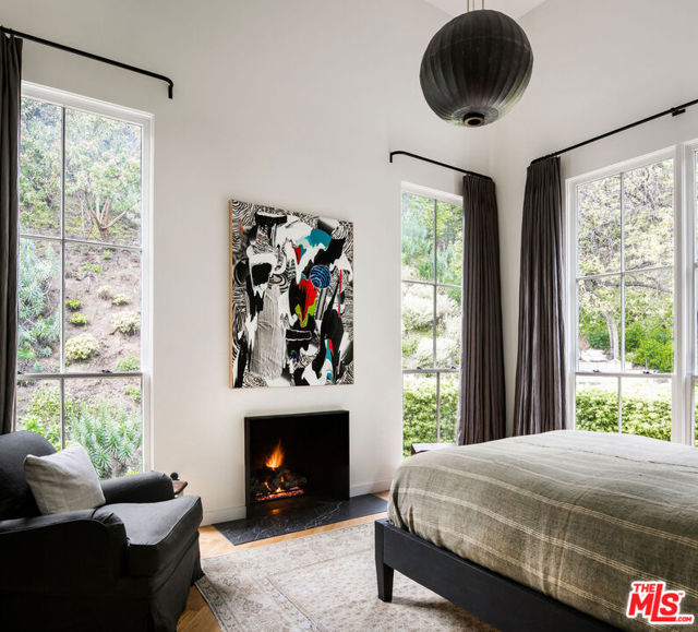 8817 Thrasher Avenue, Los Angeles CA: https://media.crmls.org/mediaz/7b554611-0d15-43e7-8ebd-8e9e2926068d.jpg