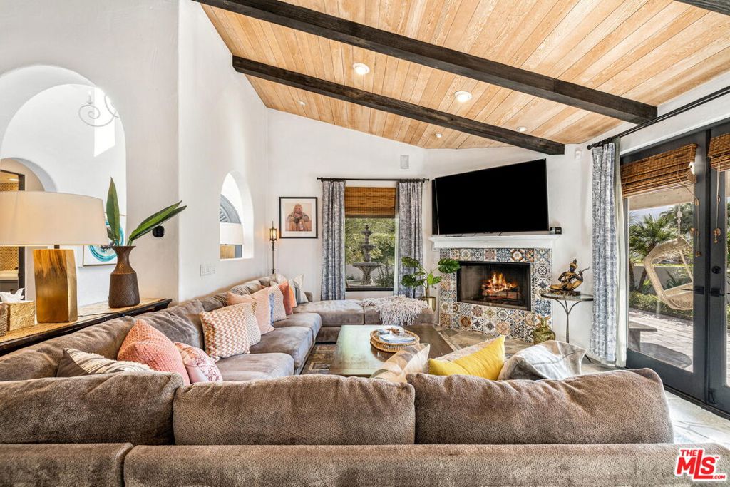 https://media.crmls.org/mediaz/7b55edd0-e7bc-4354-9bf2-49d791013945.jpg?preset=X-Large