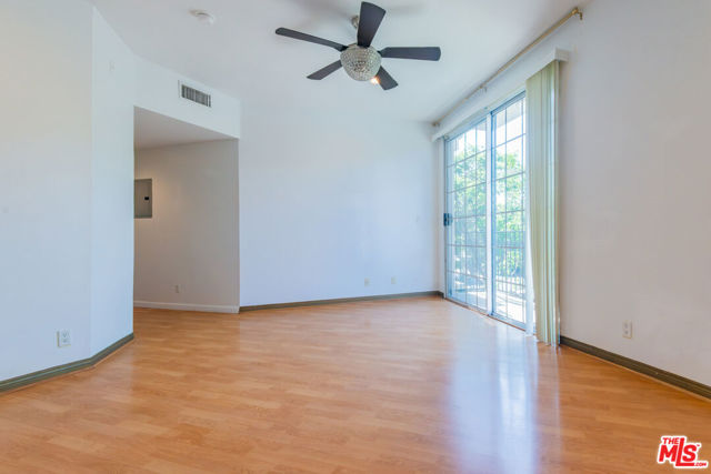 458 N Oakhurst, Beverly Hills CA: https://media.crmls.org/mediaz/7b55fa57-415b-4d24-9bcc-e73520783208.jpg