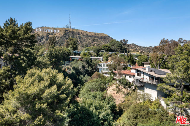 3307 Deronda Drive, Los Angeles CA: https://media.crmls.org/mediaz/7b56631a-92ef-47fd-8af1-fbe6b07d3132.jpg