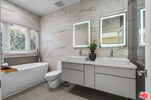 321 S Linden Drive, Beverly Hills CA: https://media.crmls.org/mediaz/7b574731-64c5-4044-a54f-3e0504f2d17c.jpg