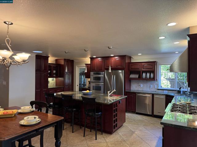 898 Luxury Dr, Concord CA: https://media.crmls.org/mediaz/7b57fbdc-6350-449a-9598-9069c778d4be.jpg