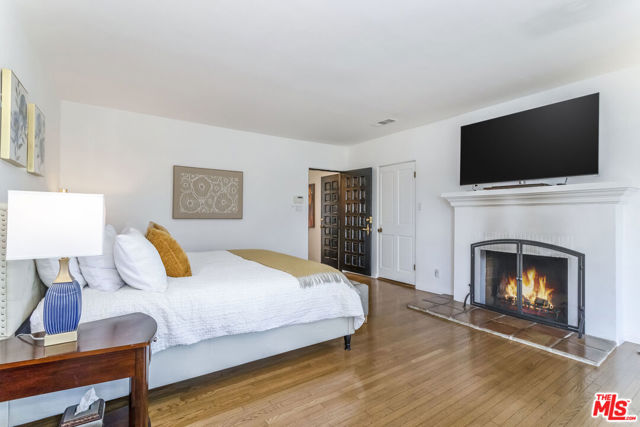 7825 Hillside Avenue, Los Angeles CA: https://media.crmls.org/mediaz/7b599ff0-a488-4a84-85cb-8e3b42700e99.jpg