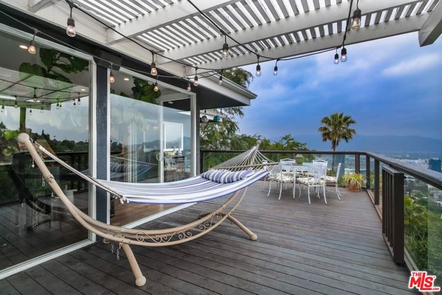 3200 Wrightwood Drive, Studio City CA: https://media.crmls.org/mediaz/7b59dbcb-d249-420f-b8e9-a2d96b05c85b.jpg