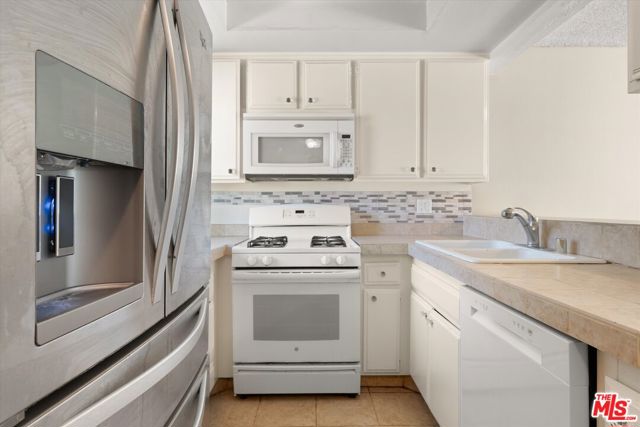 5720 Owensmouth Avenue, Woodland Hills CA: https://media.crmls.org/mediaz/7b5a11e1-1d77-4ddb-b53a-6f073e32a6f5.jpg