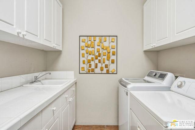 Image 30 of 39 For 2 Brentwood Way