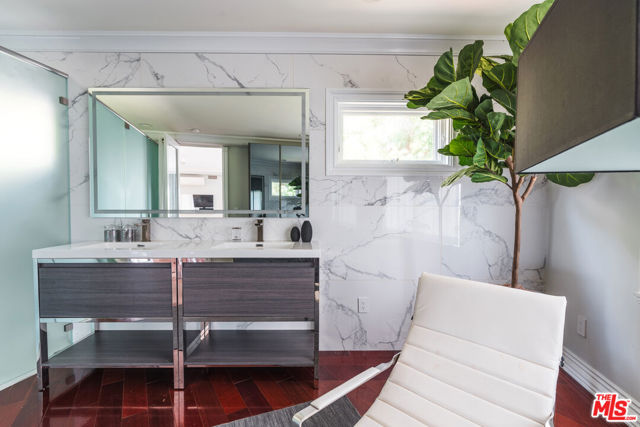 727 N Alta Drive, Beverly Hills CA: https://media.crmls.org/mediaz/7b5aaf22-3d29-41f0-806c-976e5429b8b7.jpg