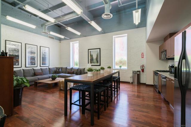 1431 Pacific Hwy, San Diego CA: https://media.crmls.org/mediaz/7b5ad1da-86ba-4b26-afe9-f1ea50381997.jpg