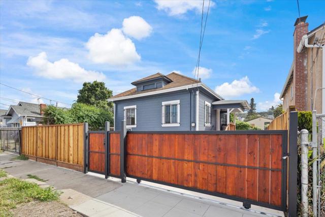 8850 Dowling Street, Oakland CA: https://media.crmls.org/mediaz/7b5b430c-2c7e-48eb-8da5-57b8f2cb8ca2.jpg