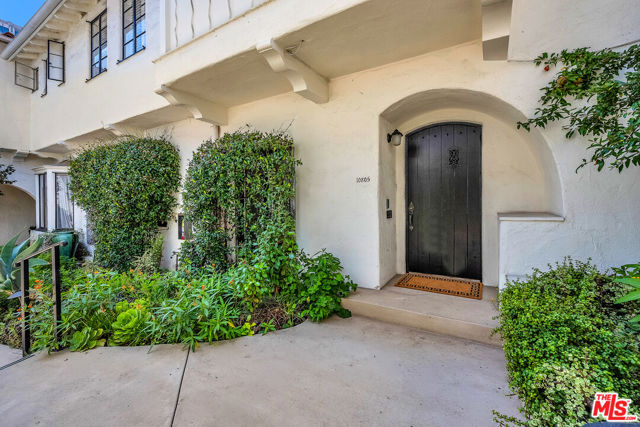 10801 LINDBROOK Drive, Los Angeles CA: https://media.crmls.org/mediaz/7b5bf9cf-ba48-4af5-a602-a1ec37f85d7a.jpg