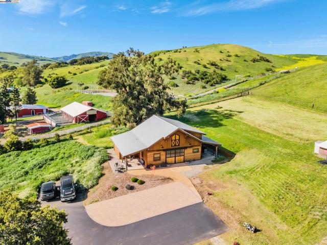 5135 Andrade Rd, Sunol CA: https://media.crmls.org/mediaz/7b5c1c74-5828-4641-81bc-6e7c72102039.jpg
