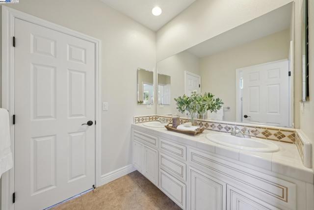 3633 Terrazzo Ct, Pleasanton CA: https://media.crmls.org/mediaz/7b5c5790-d81a-4d6e-9d1b-fa22afd1ca63.jpg