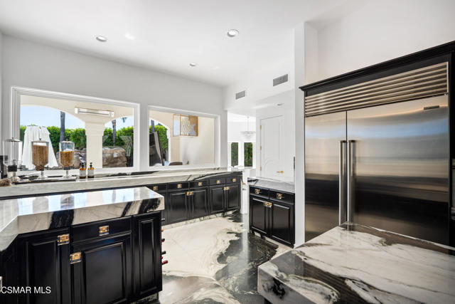 25665 Mulholland Highway, Calabasas CA: https://media.crmls.org/mediaz/7b5caebd-a30d-4561-870e-9d286552511c.jpg
