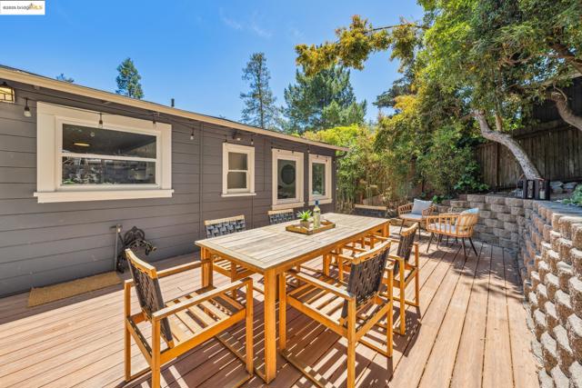7069 Saroni Dr, Oakland CA: https://media.crmls.org/mediaz/7b5ccd01-ac5e-4aa3-9d09-3438d0190cfc.jpg