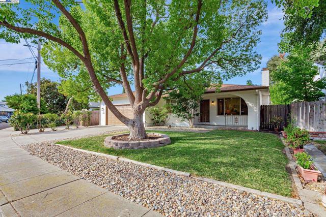 6976 Allegheny Dr, Dublin CA: https://media.crmls.org/mediaz/7b5cd818-b15d-4d2a-a4a1-e16cffe5852f.jpg