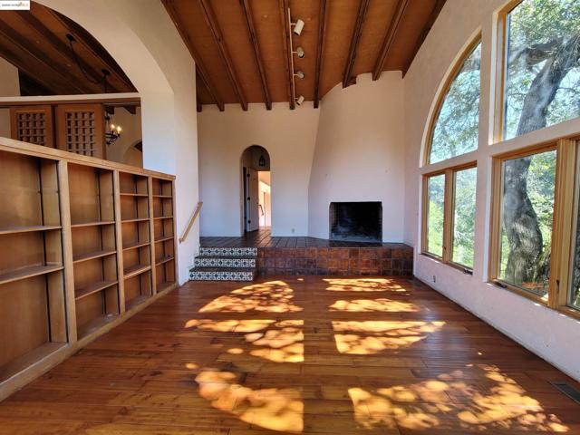 40 Hilldale Ct, Orinda CA: https://media.crmls.org/mediaz/7b5ce756-4e69-427f-9977-79fbcccee4fd.jpg