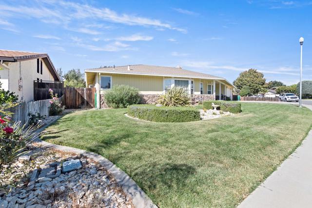 225 Rio Vista Drive, King City CA: https://media.crmls.org/mediaz/7b5e8930-ce13-440d-90fd-ed9705b74436.jpg