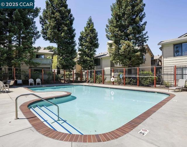 405 405 Weymouth, Hercules CA: https://media.crmls.org/mediaz/7b5ecdaf-7fde-430b-ab73-cc1edd316f9c.jpg
