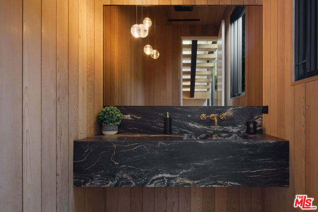 952 N Laurel Avenue, Los Angeles CA: https://media.crmls.org/mediaz/7b5f3684-fde8-409a-8681-83e44e4375af.jpg