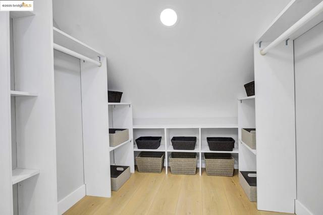 812 Foothill Blvd, Oakland CA: https://media.crmls.org/mediaz/7b5f60a7-dc5b-4f9e-909e-4aaa9a787f3e.jpg