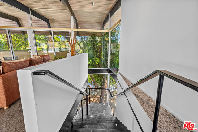 4944 Hood Drive, Woodland Hills CA: https://media.crmls.org/mediaz/7b5fb379-37cc-4f97-ad21-0076fbb67a0c.jpg