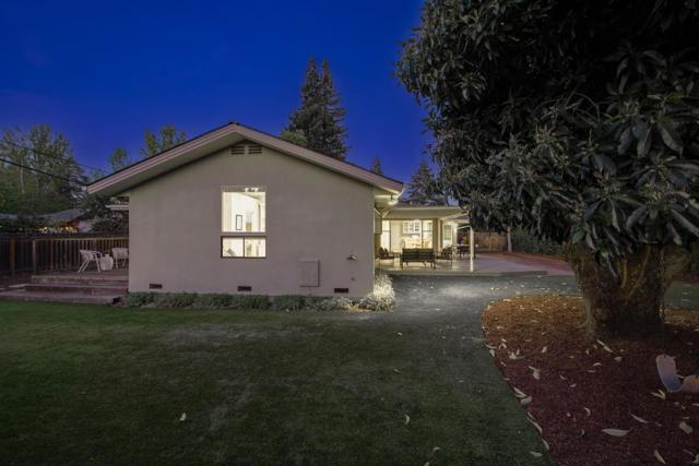 171 E Creek Drive, Menlo Park CA: https://media.crmls.org/mediaz/7b605c08-fa95-4a0b-a6bc-904f8a3ef10f.jpg