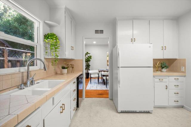 3888 Magnolia Drive, Palo Alto CA: https://media.crmls.org/mediaz/7b60bbc7-19eb-403e-87b1-901f43e37c0d.jpg