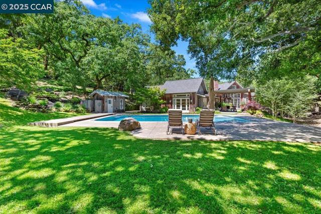 15 Cascade Ln, Orinda CA: https://media.crmls.org/mediaz/7b61b270-f056-4244-8688-118faa079f0c.jpg