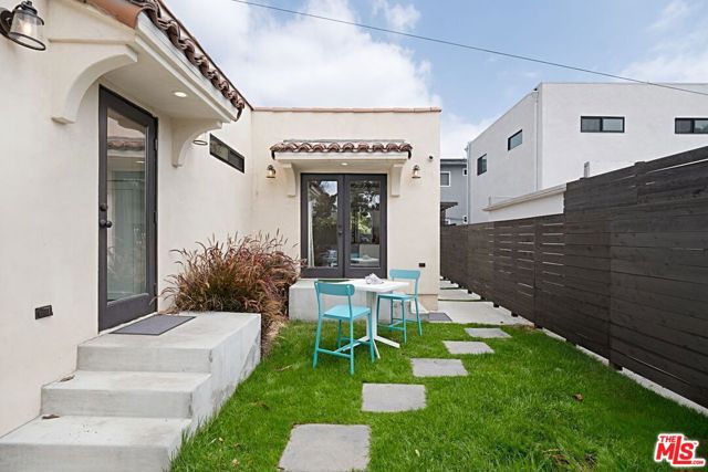 8961 Cadillac Avenue, Los Angeles CA: https://media.crmls.org/mediaz/7b61d273-321b-422b-ac4e-aaebc78bab89.jpg